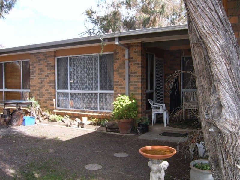 2/6 Rowan Parade, Wendouree VIC 3355