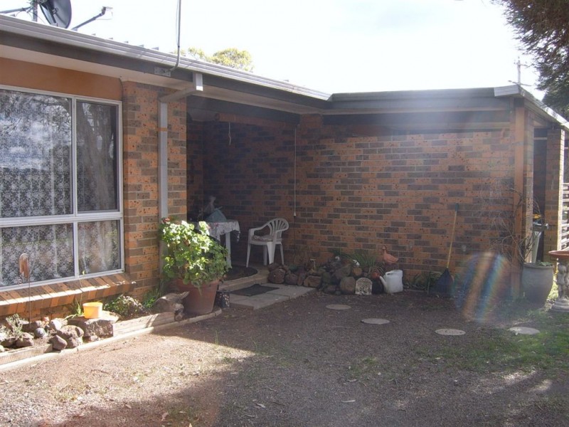 2/6 Rowan Parade, Wendouree VIC 3355