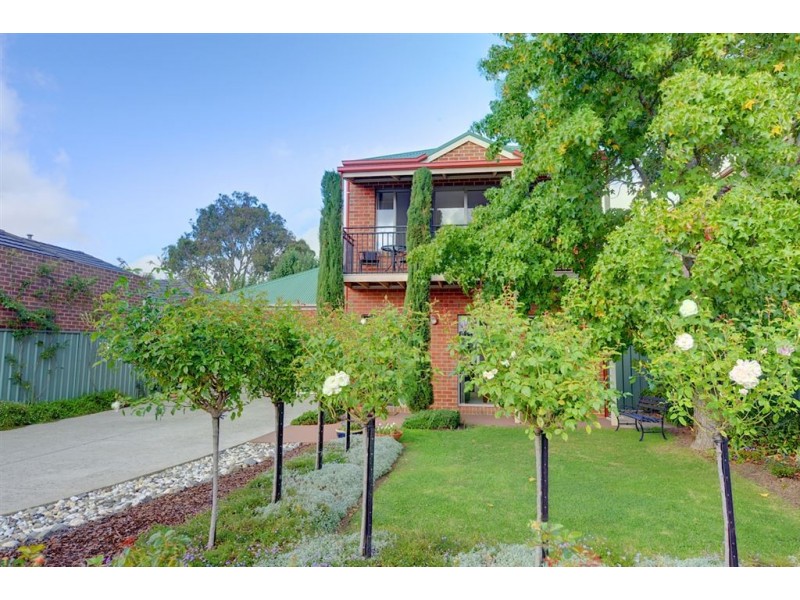 12 Garden Court, Lake Gardens VIC 3355