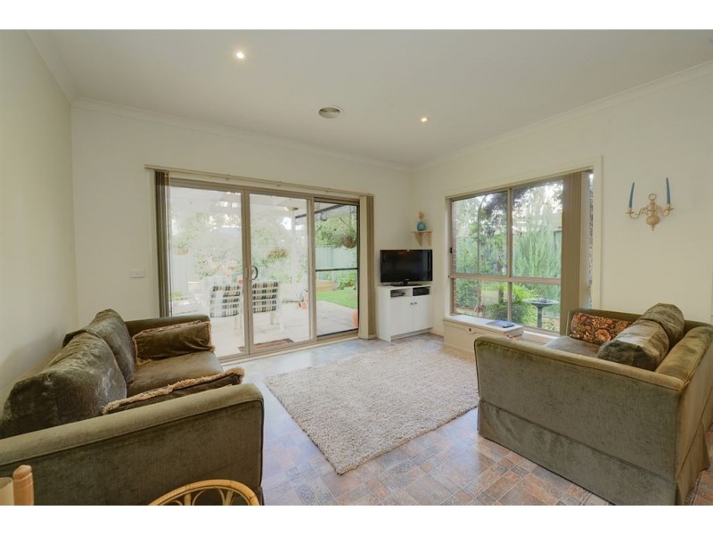 12 Garden Court, Lake Gardens VIC 3355