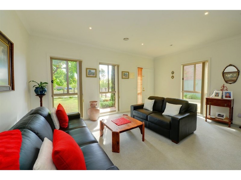 12 Garden Court, Lake Gardens VIC 3355