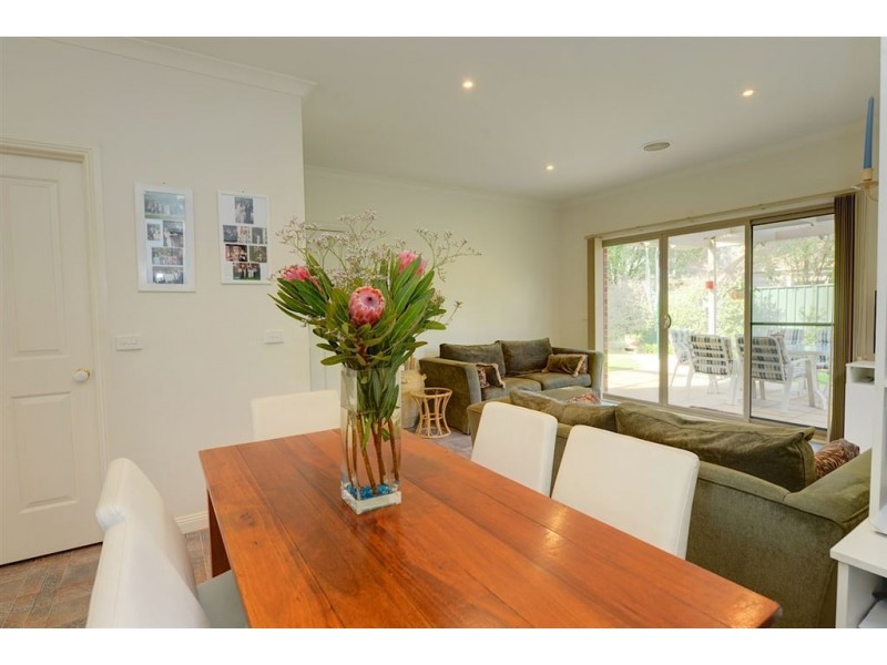 12 Garden Court, Lake Gardens VIC 3355