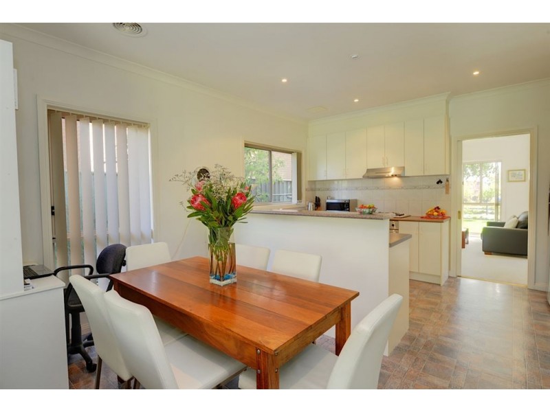 12 Garden Court, Lake Gardens VIC 3355