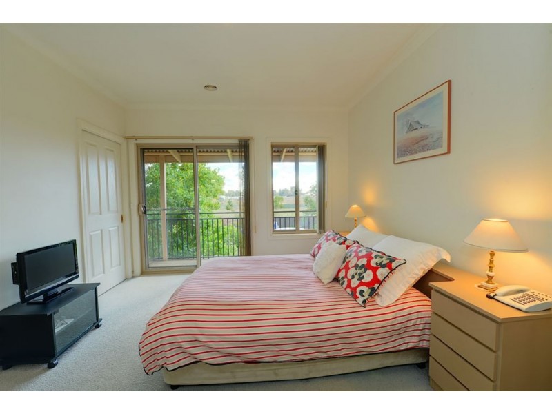 12 Garden Court, Lake Gardens VIC 3355