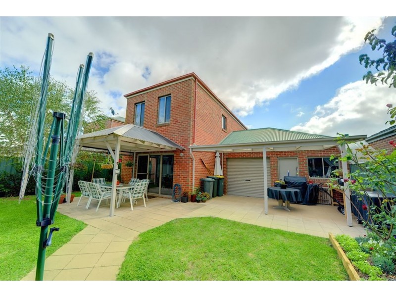 12 Garden Court, Lake Gardens VIC 3355