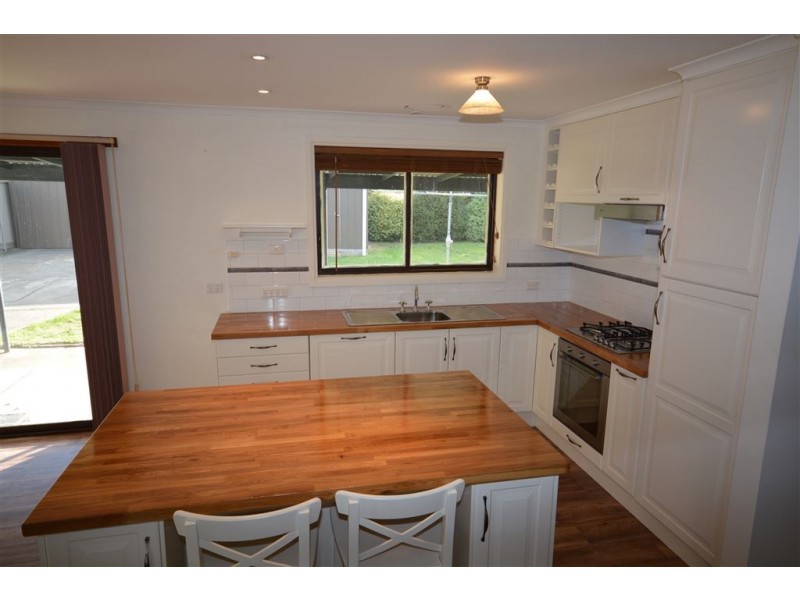 14 Semillon Grove, Mount Clear VIC 3350