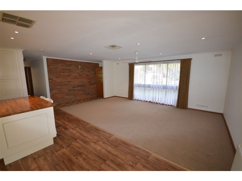 14 Semillon Grove, Mount Clear VIC 3350