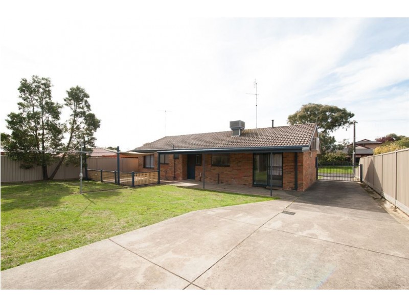 14 Semillon Grove, Mount Clear VIC 3350