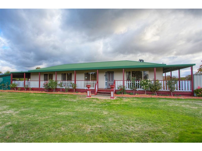 17 Johns Road, Creswick VIC 3363