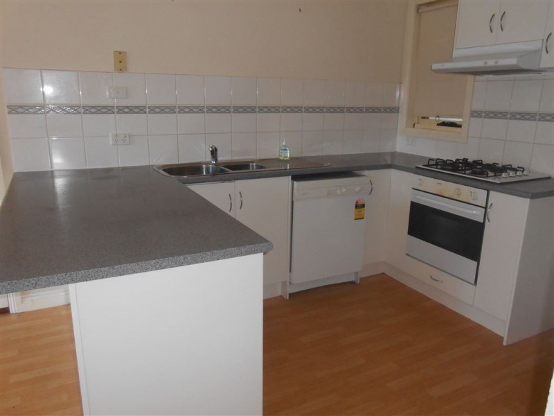 24 Lake Gardens Ave, Lake Gardens VIC 3355