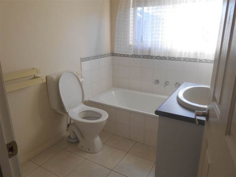 24 Lake Gardens Ave, Lake Gardens VIC 3355