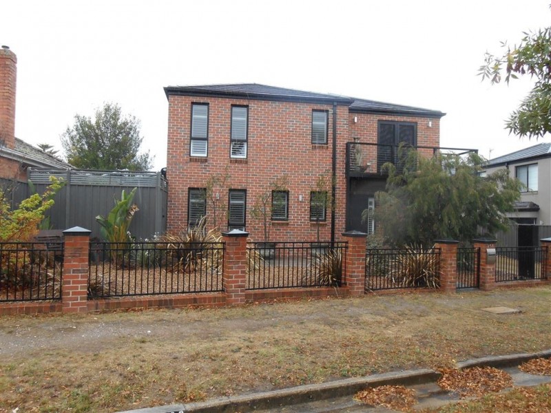 1/203a Russell Street, Newington VIC 3350