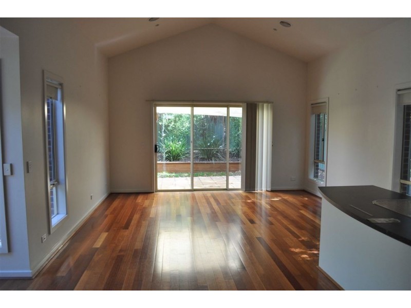 8 Mcphie Place, Lake Gardens VIC 3355