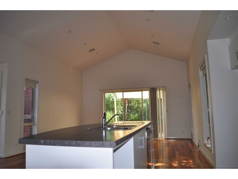 8 Mcphie Place, Lake Gardens VIC 3355