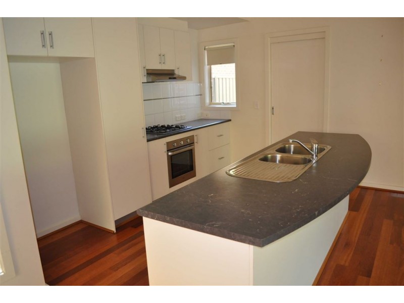 8 Mcphie Place, Lake Gardens VIC 3355