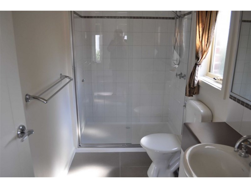 8 Mcphie Place, Lake Gardens VIC 3355