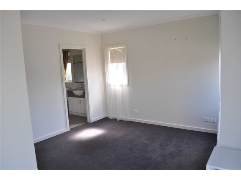 8 Mcphie Place, Lake Gardens VIC 3355