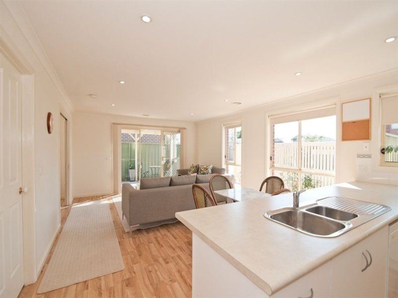 22 Ayrvale Avenue, Lake Gardens VIC 3355