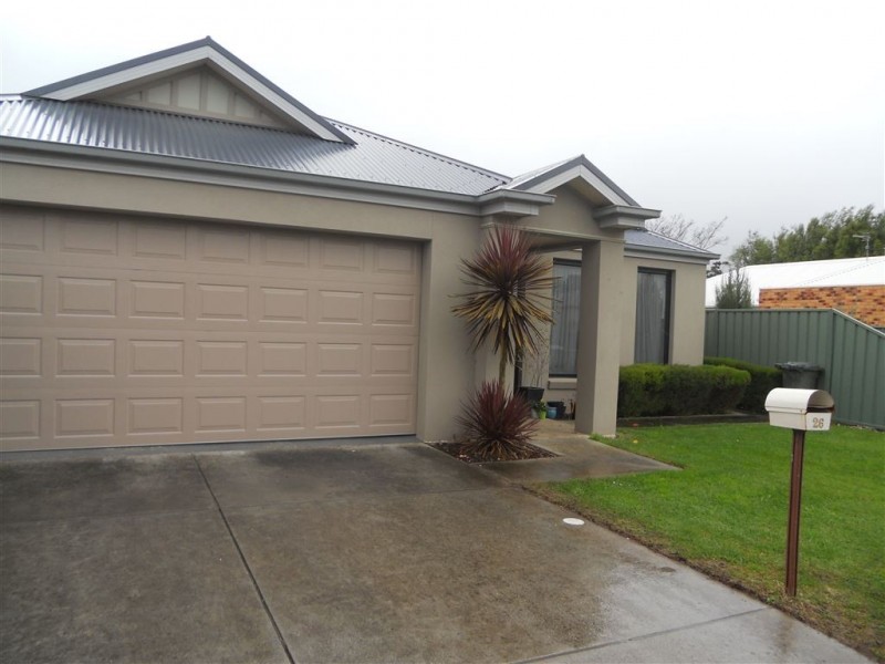 26 St Andrews Place, Lake Gardens VIC 3355