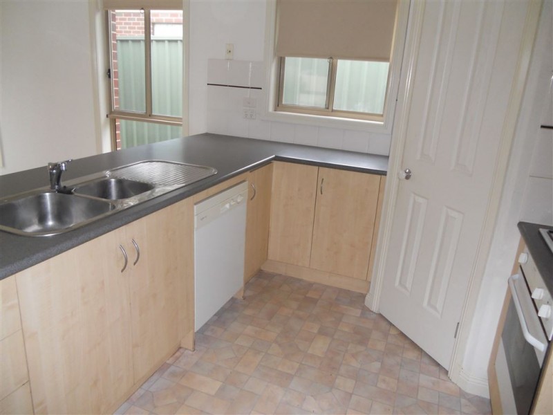30 Parbury Ave, Lake Gardens VIC 3355