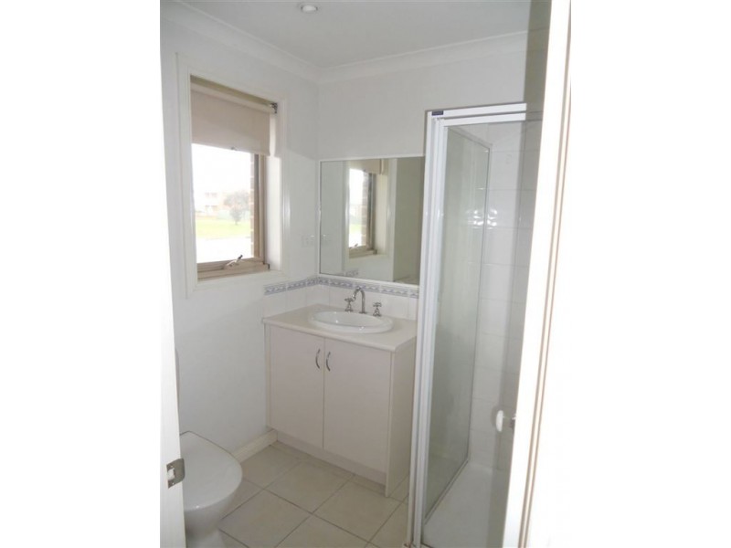 30 Parbury Ave, Lake Gardens VIC 3355