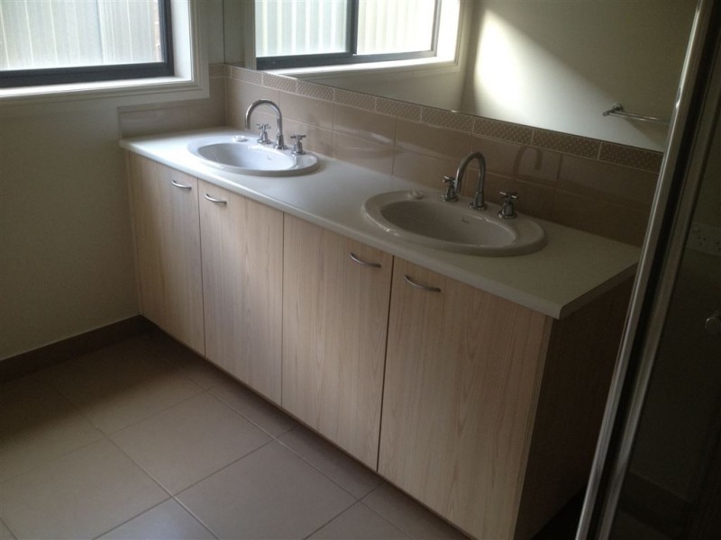 28 Parbury Ave, Lake Gardens VIC 3355