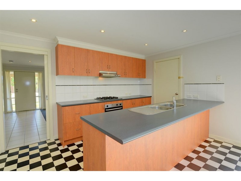 6 Parbury Ave, Lake Gardens VIC 3355