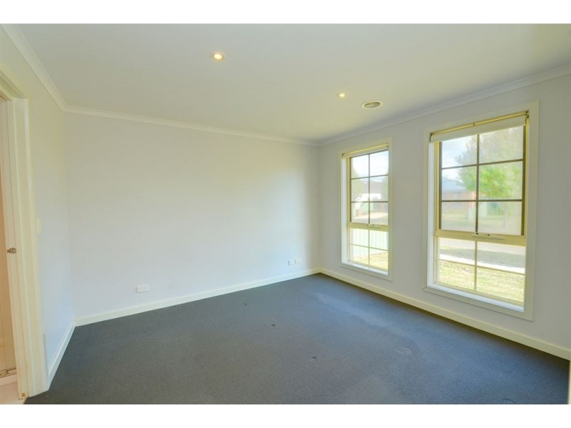 6 Parbury Ave, Lake Gardens VIC 3355