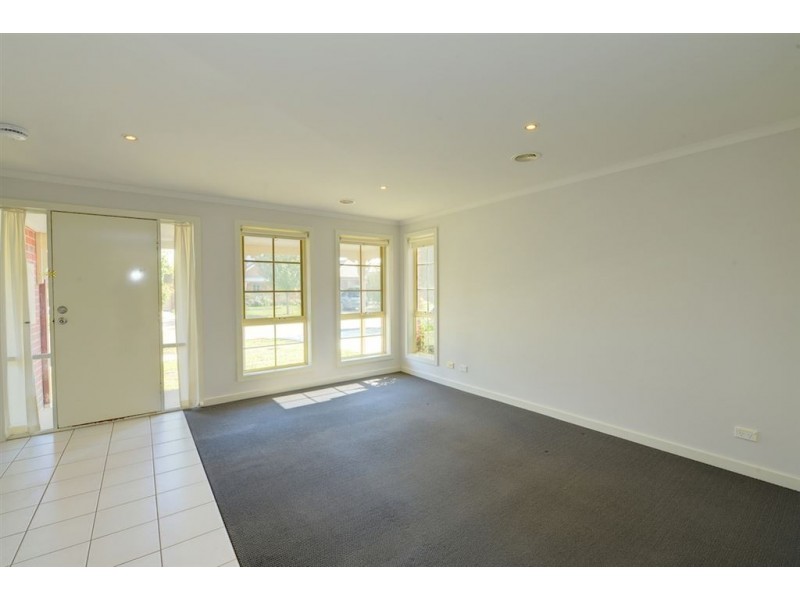 6 Parbury Ave, Lake Gardens VIC 3355