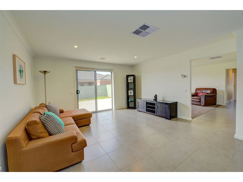 12 Lowry Crescent, Miners Rest VIC 3352