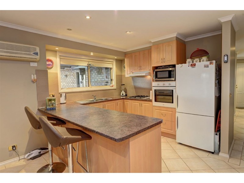 6 Madison Court, Canadian VIC 3350