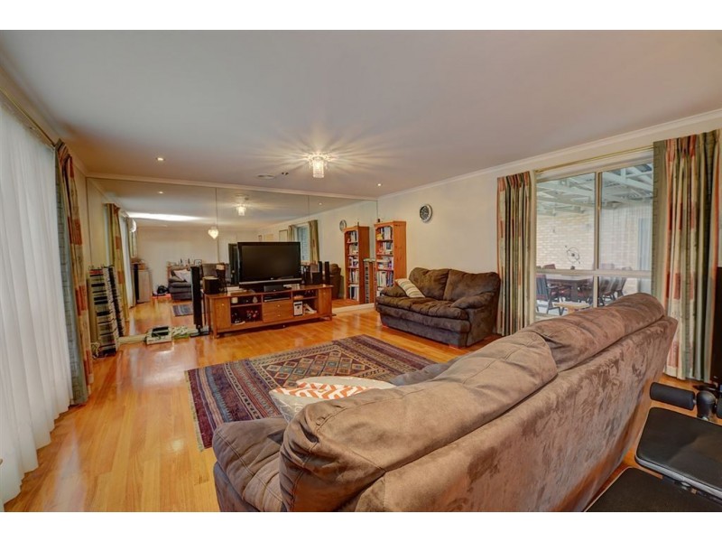 6 Madison Court, Canadian VIC 3350