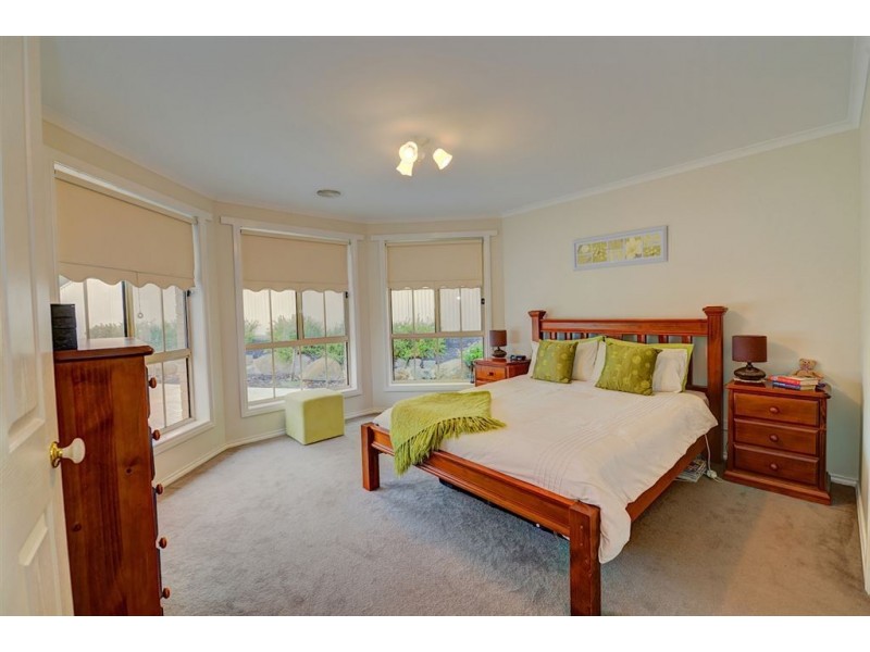 6 Madison Court, Canadian VIC 3350