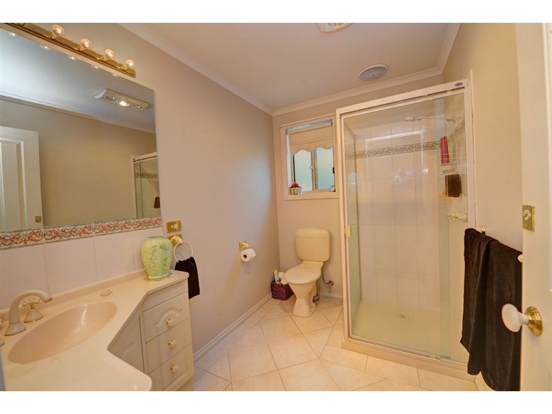 6 Madison Court, Canadian VIC 3350