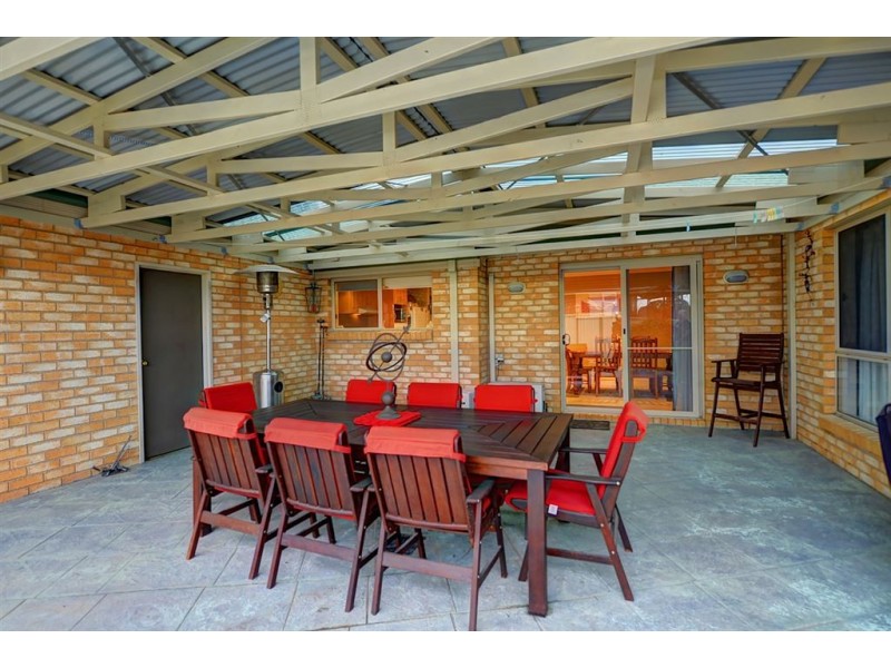 6 Madison Court, Canadian VIC 3350