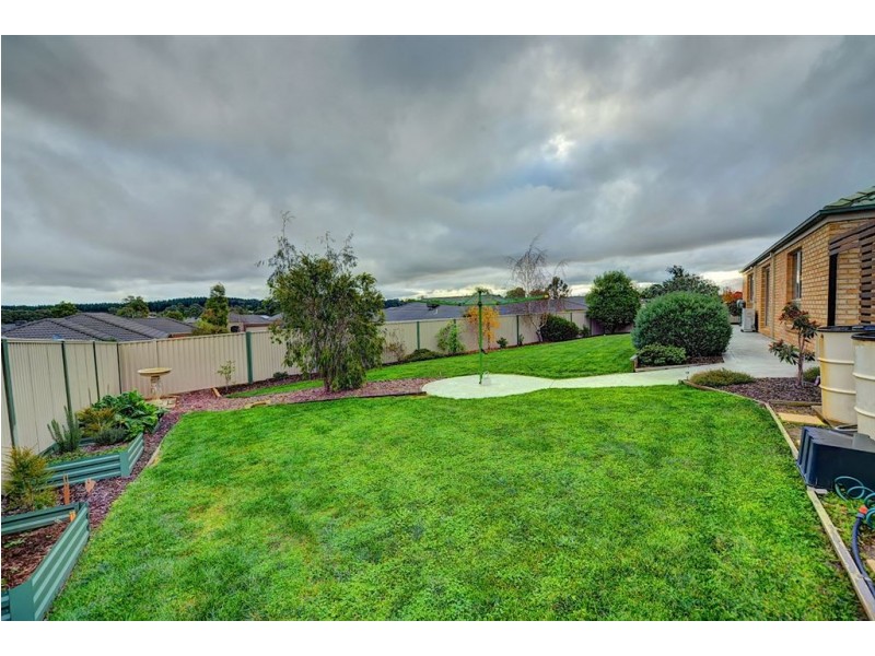 6 Madison Court, Canadian VIC 3350