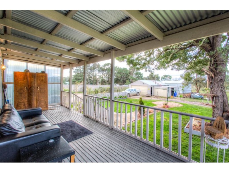 4 Woodlands Road, Enfield VIC 3352