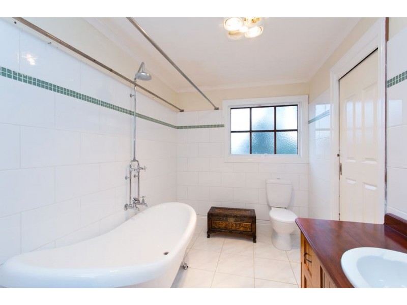 4 Woodlands Road, Enfield VIC 3352