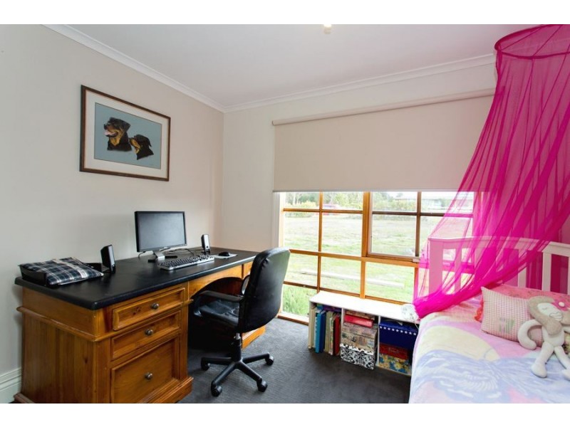 4 Woodlands Road, Enfield VIC 3352