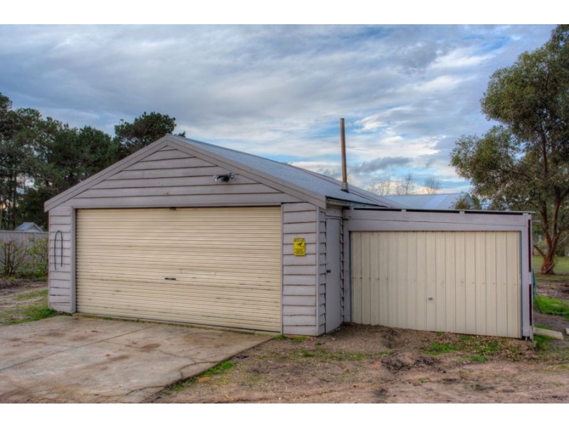 4 Woodlands Road, Enfield VIC 3352
