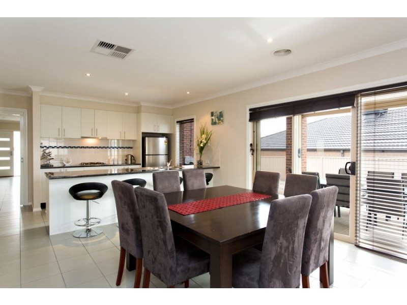 12 Valley Drive, Canadian VIC 3350