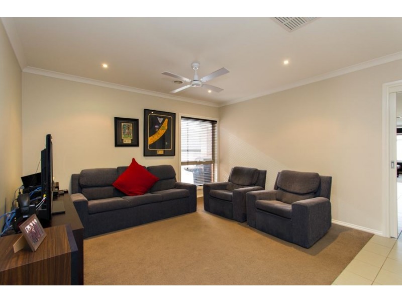 12 Valley Drive, Canadian VIC 3350