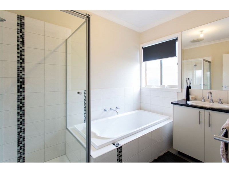 12 Valley Drive, Canadian VIC 3350