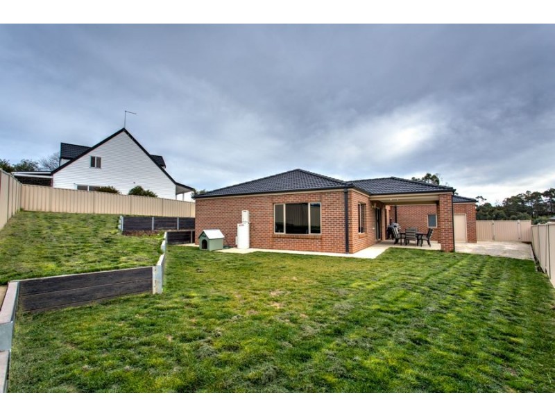 12 Valley Drive, Canadian VIC 3350