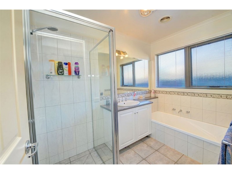 48 Cartledge Avenue, Mount Clear VIC 3350