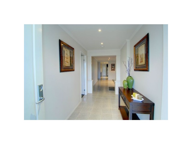 35 Faversham Avenue, Lake Gardens VIC 3355