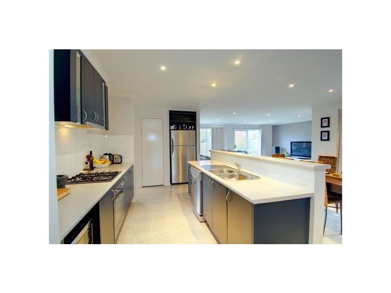 35 Faversham Avenue, Lake Gardens VIC 3355