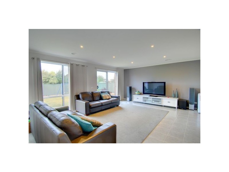 35 Faversham Avenue, Lake Gardens VIC 3355