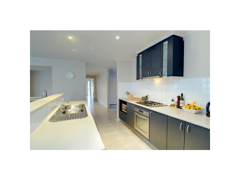 35 Faversham Avenue, Lake Gardens VIC 3355