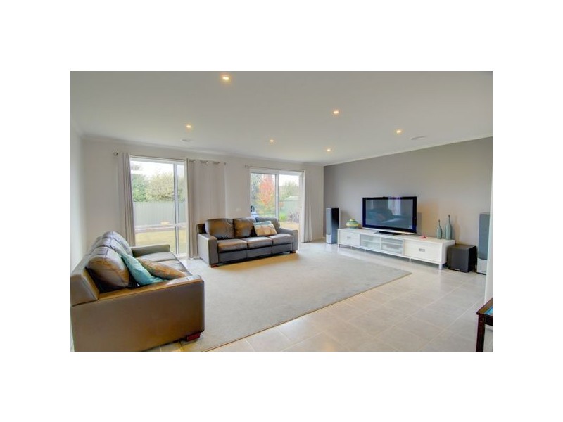 35 Faversham Avenue, Lake Gardens VIC 3355